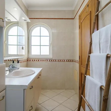 Heated Pool 6 Bedroom Private In Center Of Olhos De Agua *
